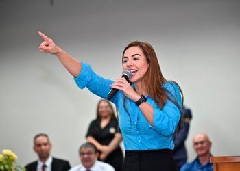 Débora Menezes reitera compromisso com Proerd durante formatura de novos alunos da zona Oeste