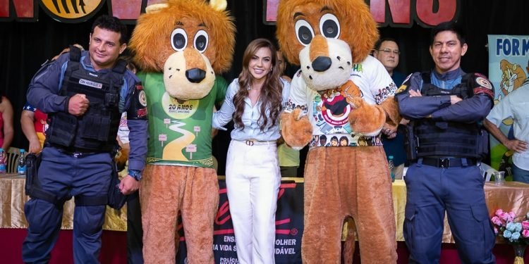 Deputada Débora Menezes participa da formatura do Proerd