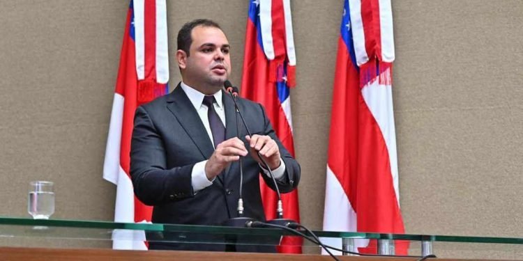 Lei de Roberto Cidade amplia acesso do jovem ao mercado de trabalho ao impedir que empregador exija experiência anterior