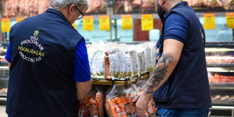 Procon-AM autua supermercado por venda de 40 kg de alimentos impróprios para consumo