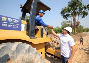Governador Wilson Lima vistoria obras de saneamento do programa Asfalta Amazonas no bairro Tarumã