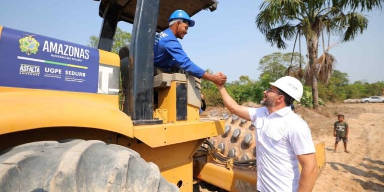 Governador Wilson Lima vistoria obras de saneamento do programa Asfalta Amazonas no bairro Tarumã