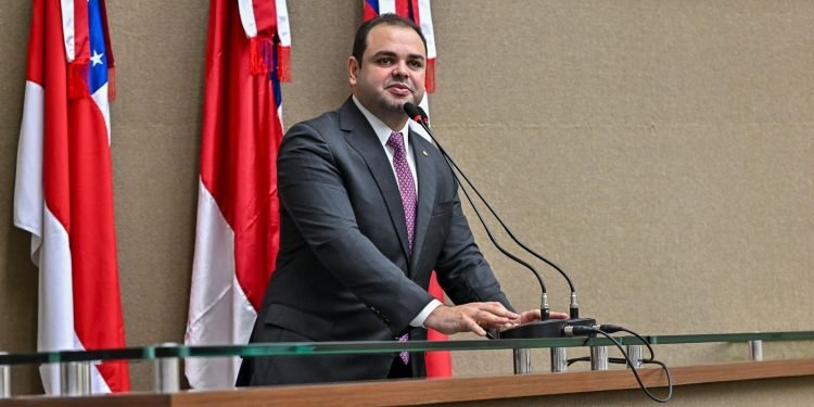 Presidente Roberto Cidade comanda sessão que marca retorno das atividades parlamentares em plenário no 2º semestre