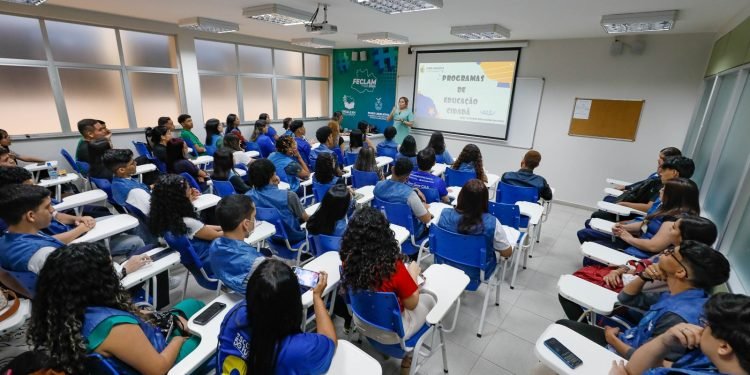 Assembleia Legislativa do Amazonas recebe jovens no programa ‘Conhecendo o Legislativo’