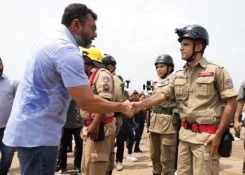 Governador Wilson Lima reforça combate às queimadas com envio de 200 bombeiros para o interior e entrega de viaturas