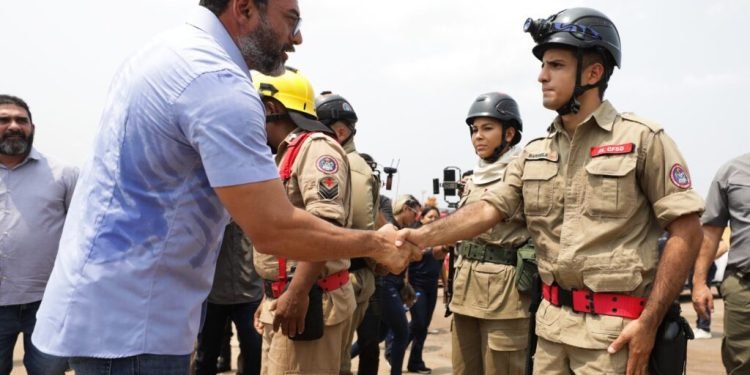 Governador Wilson Lima reforça combate às queimadas com envio de 200 bombeiros para o interior e entrega de viaturas