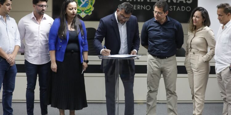 Governador Wilson Lima assina contrato para construção de residencial do Amazonas Meu Lar em Petrópolis