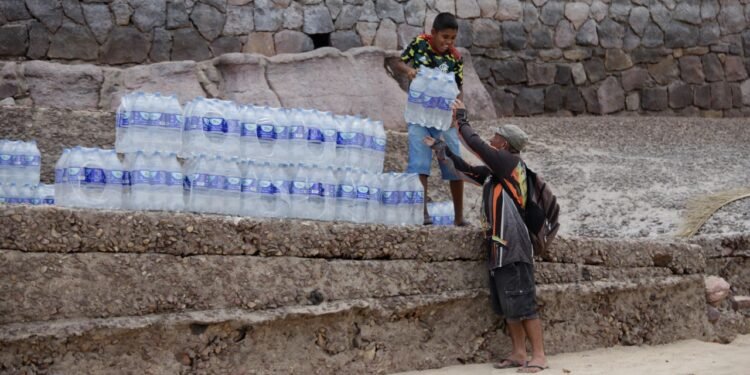 Assembleia Legislativa do Amazonas atua na doação de água mineral para comunidades isoladas pela seca