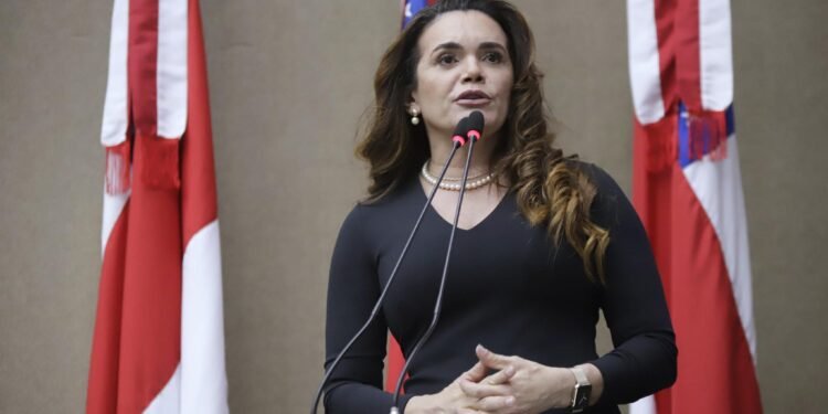Deputada Alessandra indica Ronda Maria da Penha, Auxílio Creche, Analfabetismo Zero e Ônibus Rosa ao prefeito de Manaus