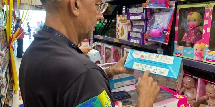 Operação Criança Segura: Ipem-AM retira de circulação mais de 2 mil brinquedos irregulares em Manaus