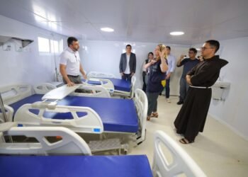 Governador Wilson Lima vistoria barco hospital que fará atendimentos de saúde para comunidades ribeirinhas