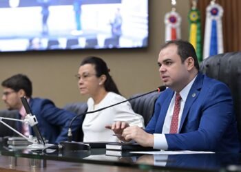 Presidente Roberto Cidade anuncia antecipação de pagamento do 13º salário dos servidores da Aleam